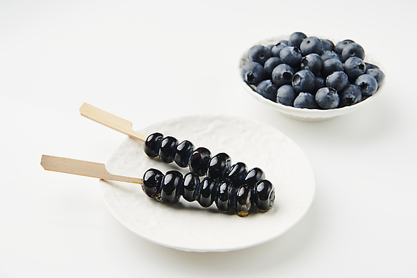 포토 JPG 그릇 디저트 사람없음 꼬치 달콤 설탕 남색 담기 블루베리 기호식품 길거리음식 탕후루 국내포토 식기 음식 컬러 과일 모션 간식 맛 파일형식