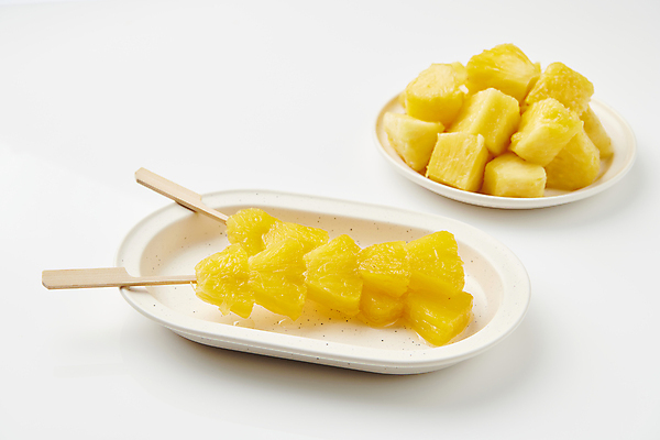 포토 JPG 그릇 조각 디저트 사람없음 노란색 꼬치 달콤 설탕 파인애플 담기 기호식품 길거리음식 탕후루 국내포토 식기 음식 컬러 과일 모션 간식 맛 열대과일 파일형식