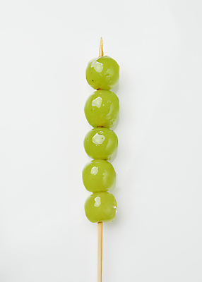 포토 JPG 디저트 사람없음 연두색 하이앵글 꼬치 달콤 설탕 기호식품 길거리음식 탕후루 망고포도 국내포토 음식 뷰포인트 간식 초록색 맛 청포도 파일형식