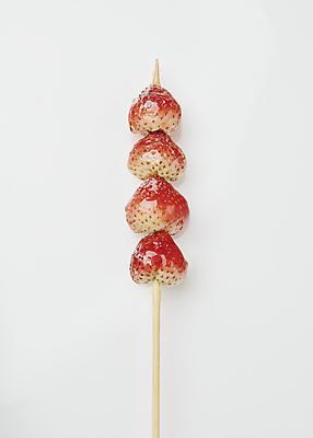 포토 JPG 딸기 디저트 사람없음 빨간색 하이앵글 꼬치 달콤 설탕 기호식품 길거리음식 탕후루 국내포토 음식 뷰포인트 컬러 과일 간식 맛 파일형식