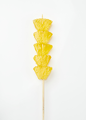 포토 JPG 디저트 사람없음 하이앵글 노란색 꼬치 달콤 설탕 파인애플 기호식품 길거리음식 탕후루 국내포토 음식 뷰포인트 컬러 과일 간식 맛 열대과일 파일형식