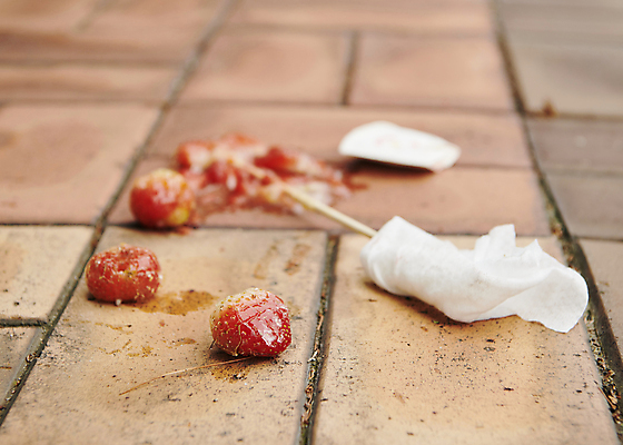 포토 JPG 딸기 디저트 거리 바닥 사람없음 야외 아웃포커스 꼬치 달콤 떨어짐 땅 설탕 기호식품 길거리음식 깨짐 탕후루 국내포토 음식 컨셉 과일 촬영기법 간식 맛 파일형식