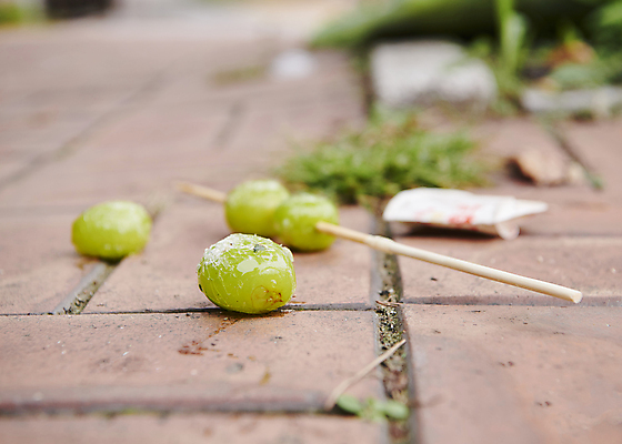 포토 JPG 디저트 거리 바닥 사람없음 야외 아웃포커스 꼬치 달콤 떨어짐 땅 설탕 기호식품 길거리음식 깨짐 탕후루 망고포도 국내포토 음식 컨셉 촬영기법 간식 맛 청포도 파일형식