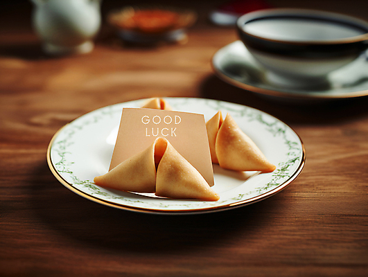 JPG 편집이미지 접시 종이 디저트 사람없음 쪽지 행운 디지털합성 포춘쿠키 편집실사 AI포토 AI콘텐츠 식기 음식 컨셉 쿠키 CG 파일형식