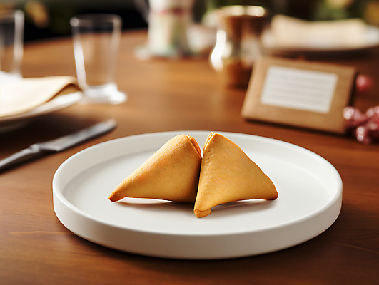 JPG 편집이미지 접시 디저트 사람없음 행운 디지털합성 블러효과 포춘쿠키 편집실사 AI포토 AI콘텐츠 식기 음식 컨셉 쿠키 CG 블러 파일형식 효과