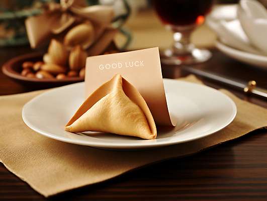 JPG 편집이미지 접시 종이 디저트 사람없음 쪽지 행운 디지털합성 포춘쿠키 편집실사 AI포토 AI콘텐츠 식기 음식 컨셉 쿠키 CG 파일형식