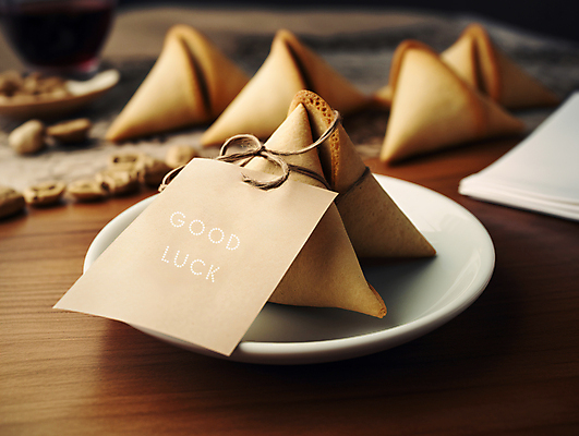 JPG 편집이미지 접시 종이 디저트 사람없음 꼬리표 쪽지 끈 행운 디지털합성 포춘쿠키 편집실사 AI포토 AI콘텐츠 식기 음식 컨셉 라벨 쿠키 CG 파일형식