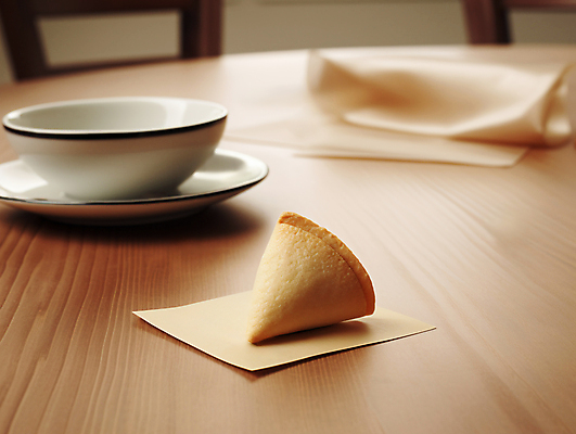 JPG 편집이미지 종이 디저트 사람없음 행운 찻잔 디지털합성 나무탁자 뽑기 포춘쿠키 편집실사 AI포토 AI콘텐츠 음식 컨셉 탁자 잔 쿠키 CG 파일형식