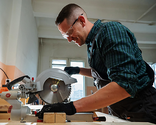 포토 JPG 해외이미지 직업 남자 산업 가구 공장 직장 기술 실내 한명 안전 목재 기계 장비 기구 공구 업무 원형 칼날 작업실 기술자 제조 감독 널 자르기 목수 책상 먼지 목공예 잡동사니 주인 건축업자 공예가 돌리기 수목 작업대 해외202310 해외포토 도형 나무 1 건축 생활용품 회사 재료 공업 모션 사람 내부 도구 작업 공예 파일형식
