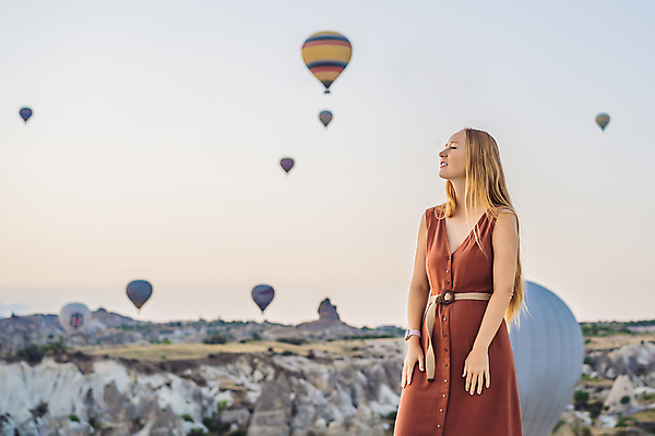 포토 JPG 해외이미지 여자 여행 하늘 한명 성인 야외 아웃포커스 눈감음 일몰 로맨틱 열기구 돌산 성인여자한명만 튀르키예 해외202310 해외포토 1 아시아 컨셉 항공교통 모션 산 촬영기법 사람 노을 여자한명만 성인여자만 파일형식