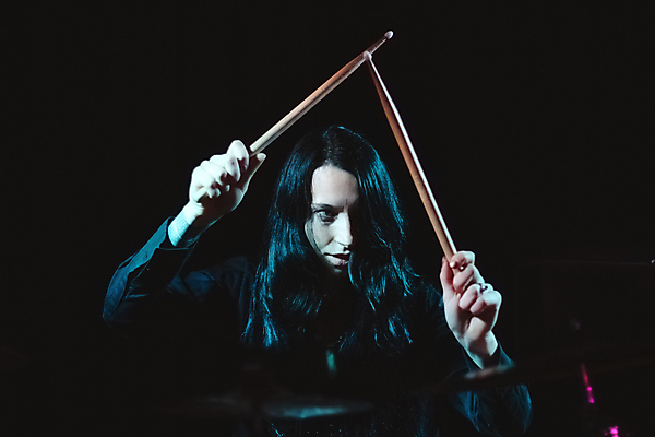 포토 JPG 해외이미지 백인 여자 얼굴 음악 백그라운드 놀이 한명 유행 금속 검은색 어둠 콘서트 음악가 무대 흰색 표현 잡기 막대기 닫기 웨이브 오르기 드럼 장면 무거움 조립 나쁜 고딕 고립 그런지 드러머 심각 생존 스타일 해외202310 해외포토 서양인 직업 1 컬러 컨셉 모션 재질 문화예술 타악기 사람 신체부위 공연 무게 파일형식