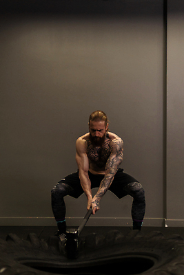 포토 JPG 해외이미지 백인 라이프스타일 남자 도로 스포츠 신체 근육 건강 한명 성인 건물 운동복 운동 힘 장비 기차 에너지 바퀴 망치 보디빌딩 보디빌더 집중 연습 클럽 체육관 근육질 타이어 썰매 노력 무거움 교체 때리기 스트라이크 이두근 해외202310 해외포토 서양인 1 건축물 옷 길 육상교통 컨셉 교통시설 모션 대중교통 사람 생활 헬스 공구 무게 몸매 파일형식