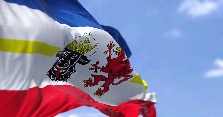 포토 JPG 해외이미지 디자인 배너 유럽 물결 여행 하늘 날리기 바람 독일 사람없음 야외 빨간색 파란색 노란색 줄무늬 자유 흰색 깃발 직물 국기 민주주의 천 심볼 묘사 황소 신분 애국심 독립 잔물결 전국 정부 통일 해외202310 해외포토 자연요소 나라 컬러 컨셉 무늬 모션 날씨 소 파일형식