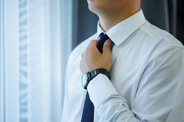 포토 JPG 해외이미지 남자 시계 신랑 결혼 결혼식 넥타이 한명 정장 상반신 성인 옆모습 축하 준비 성인남자한명만 해외202310 해외포토 1 잡화 옷 뷰포인트 컨셉 사람 이벤트 남자한명만 성인남자만 파일형식