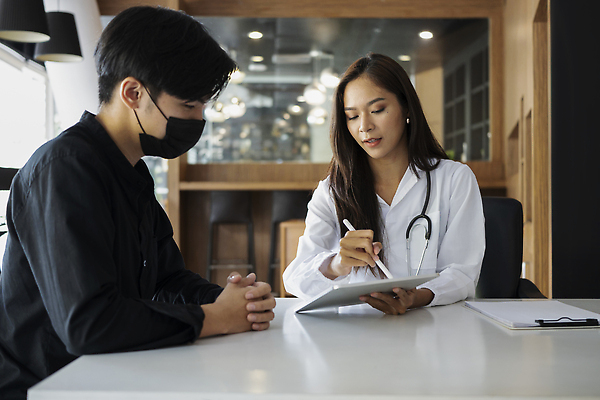 포토 JPG 해외이미지 여자 남자 청진기 상반신 성인 두명 태블릿 진료 의사 의사가운 깍지 보여주기 서류판 성인만 태블릿펜 해외포토 의학 의료기기 모션 사람 손짓 전자제품 스마트기기 펜 사무용품 의료진 가운 파일형식