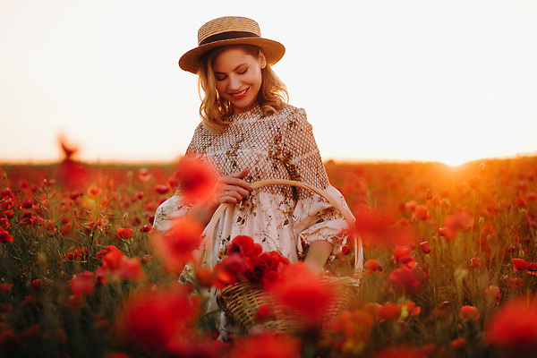 포토 JPG 해외이미지 여자 백그라운드 꽃밭 한명 들기 상반신 성인 옆모습 빨간색 바구니 화려 양귀비 성인여자한명만 해외202310 해외포토 1 꽃 뷰포인트 컬러 컨셉 모션 사람 여자한명만 성인여자만 파일형식