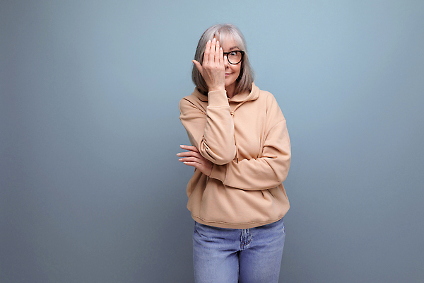 포토 JPG 해외이미지 1 여자 행복 할머니 무기 얼굴 중년 포즈 백그라운드 실내 한명 서기 사람 성인 뷰티 회색 백발 자신감 중앙 고립 카피스페이스 해외202310 해외포토 헤어스타일 노년 감정 컬러 모션 내부 신체부위 공백 파일형식