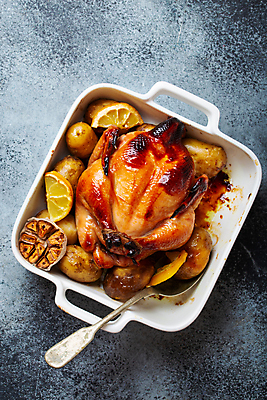 포토 JPG 해외이미지 크리스마스 사람없음 하이앵글 숟가락 식사 닭고기 구이 레몬 캐서롤 해외202310 해외포토 기념일 음식 뷰포인트 과일 수저 육류 용기_그릇 파일형식