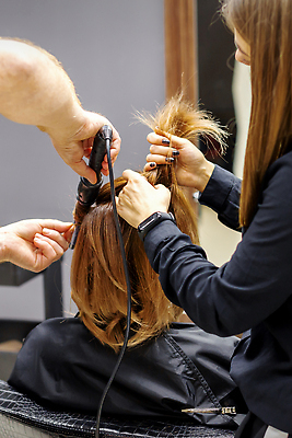 포토 JPG 해외이미지 헤어스타일 손 여자 상반신 성인 뷰티 머리 우아함 미용사 고데기 성인여자만 해외202310 해외포토 직업 컨셉 사람 신체부위 헤어용품 여자만 성인만 파일형식