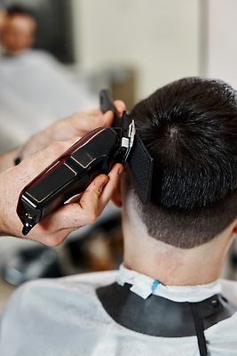 포토 JPG 해외이미지 헤어스타일 응시 남자 한명 앉기 상반신 성인 뒷모습 장비 머리빗 망토 미용사 이발 이발소 바리깡 성인남자한명만 해외202310 해외포토 직업 1 시선 뷰포인트 모션 사람 미용용품 뷰티샵 남자한명만 성인남자만 파일형식