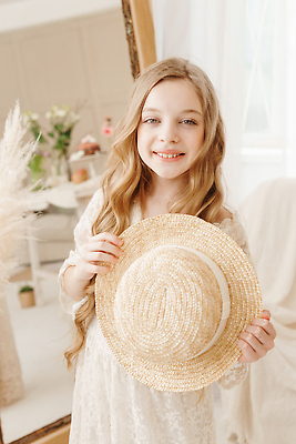 포토 JPG 해외이미지 나무 모자 손 드레스 옷 행복 신체 휴식 주택 건강 사랑 한명 사람 내부 장식 금발 뷰티 유행 거울 승낙 긍정 밀짚 돌봄 셀프 평등 스타일 해외202310 해외포토 식물 1 헤어스타일 잡화 감정 컨셉 모션 건물 신체부위 짚 파일형식