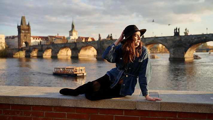 포토 JPG 해외이미지 백인 모델 라이프스타일 여자 유럽 여행 백그라운드 건축양식 하늘 미술 한명 성인 강 뷰티 유행 여행객 검은색 일몰 수확 도시 화려 클래식 고급 우아함 복고 체코 프라하 고딕 공화국 스타일 카피스페이스 해외202310 해외포토 서양인 1 건축 나라 컬러 컨셉 농업 문화예술 사람 생활 노을 공백 파일형식