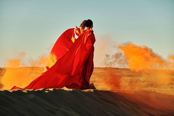 포토 JPG 해외이미지 모델 1 라이프스타일 드레스 여자 모래 자연 하늘 바람 휴식 한명 사람 성인 야외 가로 빨간색 여름 모래사장 햇빛 뷰티 유행 맑음 댄서 사막 자유 춤 화려 우아함 고독 모래언덕 미녀 사하라 여자한명만 카피스페이스 해외202310 해외포토 자연요소 직업 옷 계절 감정 바다 컬러 컨셉 아프리카 날씨 문화예술 생활 태양 공백 언덕 미인 생태계 여자만 파일형식