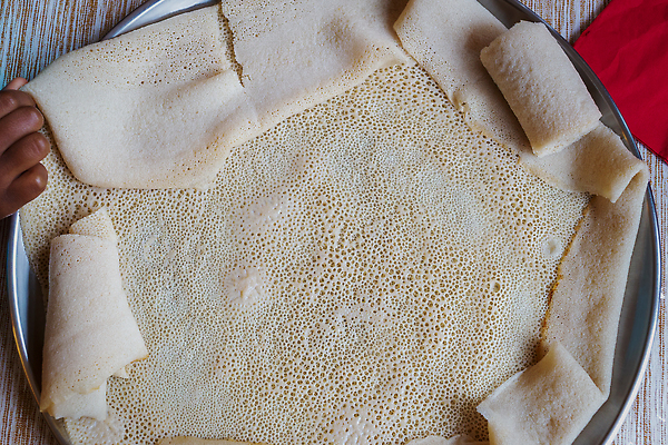 포토 JPG 해외이미지 전통 접시 손 문화 음식 빵 아프리카 건강 요리 사람 사람없음 식사 덮개 흰색 원형 구멍 닫기 맛 질감 롤 밀가루 발효 팬케이크 에티오피아 채식주의자 해외202310 해외포토 도형 식기 나라 컬러 컨셉 모션 신체부위 케이크 뚜껑 가루 채식 파일형식