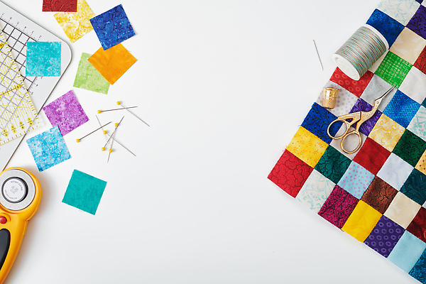 포토 JPG 해외이미지 전통 디자인 패턴 장신구 자 취미 사람없음 블록 매트 도구 직물 면 바늘 칼날 실 바느질 자르기 천 묘사 질감 회전 정사각형 롤러 실타래 수공예 골무 커터 퀼트 핸드메이드 해외202310 해외포토 도형 무늬 모션 문구용품 공예 파일형식