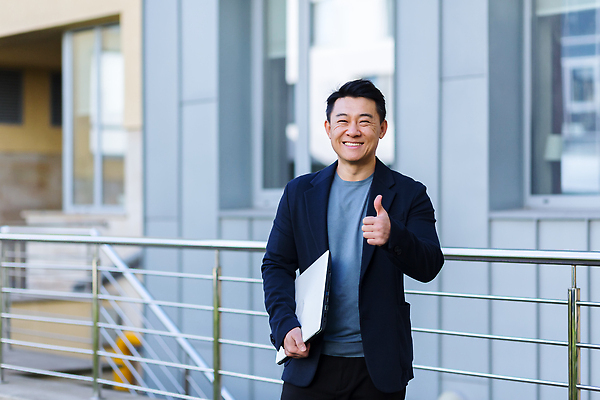 포토 JPG 해외이미지 남자 한명 웃음 들기 동양인 상반신 성인 야외 앞모습 노트북 비즈니스맨 출장 따봉 성인남자한명만 해외202310 해외포토 1 뷰포인트 비즈니스 모션 표정 사람 인종 전자제품 최고 직장인 남자한명만 성인남자만 파일형식