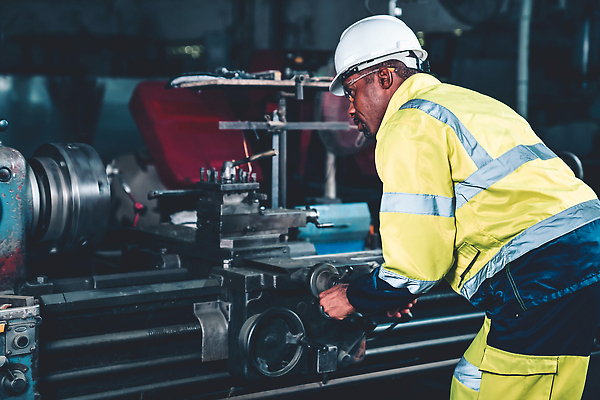 포토 JPG 해외이미지 남자 산업 공장 노동자 작업복 숙이기 한명 상반신 성인 옆모습 기계 과학기술 잡기 작업 엔지니어 안전모 성인남자한명만 해외202310 해외포토 직업 1 옷 뷰포인트 포즈 공업 모션 기술 사람 기술자 헬멧 안전장비 남자한명만 성인남자만 파일형식