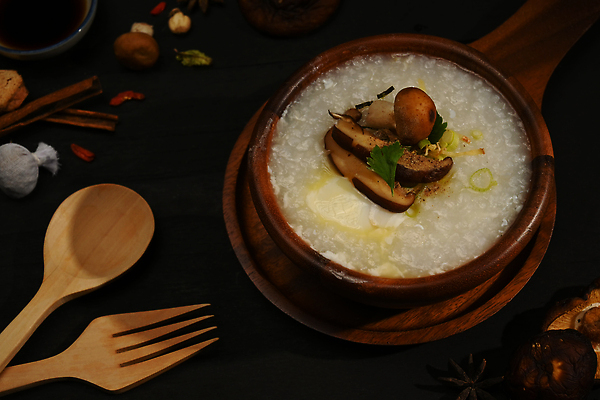 포토 JPG 해외이미지 전통 포크 채소 사람없음 버섯 뜨거움 죽 건강식 나무접시 나무배경 해외202310 해외포토 식기 접시 음식 백그라운드 파일형식