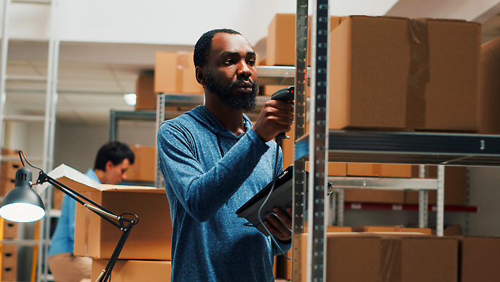 포토 JPG 해외이미지 백인 여자 남자 흑인 노동자 실내 들기 상반신 성인 두명 앞모습 옆모습 상자 작업 물류창고 스캐너 체크리스트 성인만 해외202310 해외포토 서양인 직업 뷰포인트 모션 사람 내부 창고 파일형식