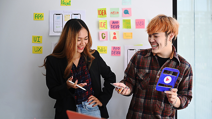 포토 JPG 해외이미지 디자인 여자 남자 비즈니스 설계 대화 웃음 들기 상반신 성인 두명 계획 디자이너 UI 성인만 해외202310 해외포토 직업 컨셉 모션 표정 말하기 사람 파일형식