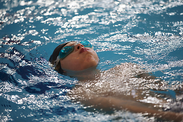 포토 JPG 해외이미지 남자 어린이 수영장 한명 소년 상반신 옆모습 물 눕기 수영 물안경 수영모 소년한명만 해외202310 해외포토 자연요소 1 뷰포인트 모션 사람 수상스포츠 수영용품 남자한명만 소년만 파일형식