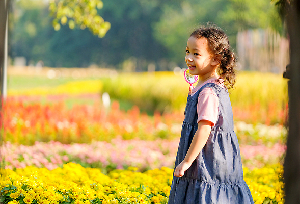 포토 JPG 해외이미지 식물 라이프스타일 응시 교육 꽃 행복 얼굴 어린이 과학 밭 자연 유리 놀이 돋보기 한명 사람 동양인 야외 초록색 여름 학습 스터디 뷰티 정원 탐험 관찰 잡기 확대 검색 호기심 생물학 탐사 발견 해외202310 해외포토 1 시선 계절 감정 컬러 컨셉 농업 모션 재질 인종 생활 신체부위 생태계 파일형식