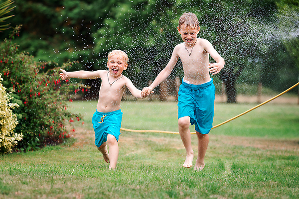 포토 JPG 해외이미지 백인 공원 행복 감정 어린이 밭 장난 가족 자연 놀이 휴가 함께함 웃음 사람 소년 잔디 야외 두명 초록색 물 여름 친구 달리기 정원 맑음 점프 봄 기쁨 젖음 신선 떨어짐 원예 분무기 걸음마 뒤뜰 스프링쿨러 스플래쉬 해외202310 해외포토 자연요소 서양인 식물 계절 공공시설 남자 컬러 컨셉 농업 관계 모션 날씨 표정 취미 생태계 파일형식