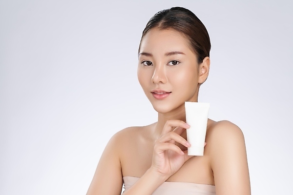 포토 JPG 해외이미지 여자 한명 들기 동양인 상반신 성인 앞모습 화장품 성인여자한명만 해외202310 해외포토 1 뷰포인트 모션 사람 인종 뷰티 여자한명만 성인여자만 파일형식