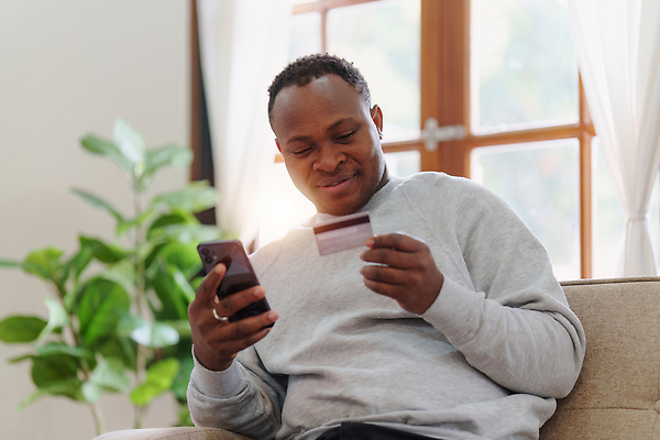 포토 JPG 해외이미지 라이프스타일 손 여자 행복 돈 비즈니스 모바일 주택 실내 한명 사람 성인 금융 노트북 스마트폰 핸드폰 쇼핑 컴퓨터 디지털 검은색 잡기 신용카드 구매 사이버 무선전화기 고객 결제 온라인 인출 해외202310 해외포토 1 감정 컬러 모션 내부 건물 생활 신체부위 경제 전자제품 스마트기기 재산 전화기 파일형식