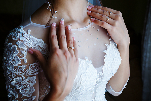 포토 JPG 해외이미지 여자 신부 웨딩드레스 결혼 목걸이 결혼식 한명 상반신 성인 옆모습 축하 반지 준비 성인여자한명만 해외202310 해외포토 1 드레스 뷰포인트 컨셉 장신구 사람 이벤트 여자한명만 성인여자만 파일형식