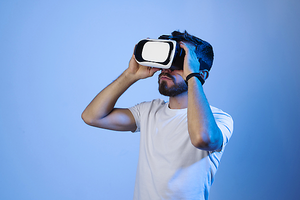 포토 JPG 해외이미지 남자 미래 기술 한명 상반신 성인 옆모습 파란색 게임 잡기 가상현실 성인남자한명만 오큘러스 VR기기 해외202310 해외포토 1 뷰포인트 컬러 컨셉 모션 놀이 사람 기계 남자한명만 성인남자만 파일형식