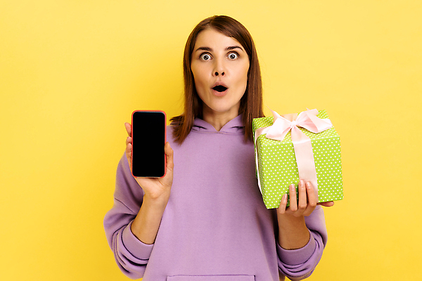 포토 JPG 해외이미지 백인 여자 인터넷 청소년 모바일 휴가 실내 선물 한명 사람 스마트폰 핸드폰 쇼핑 상자 상점 스크린 놀람 생일 전화기 흥분 충격 패키지 보여주기 온라인 원뿔 고립 노란배경 보너스 목업 카피스페이스 셀룰러 비어있는 해외202310 해외포토 도형 서양인 1 기념일 감정 백그라운드 모션 표정 내부 전자제품 스마트기기 노란색 공백 파일형식