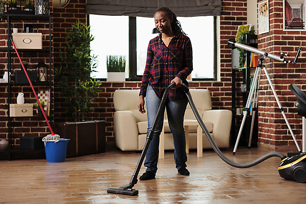 포토 JPG 해외이미지 여자 가사 거실 가정 바닥 주택 실내 한명 서기 성인 청결 청소 해외202310 해외포토 1 모션 사람 내부 건물 위생 파일형식