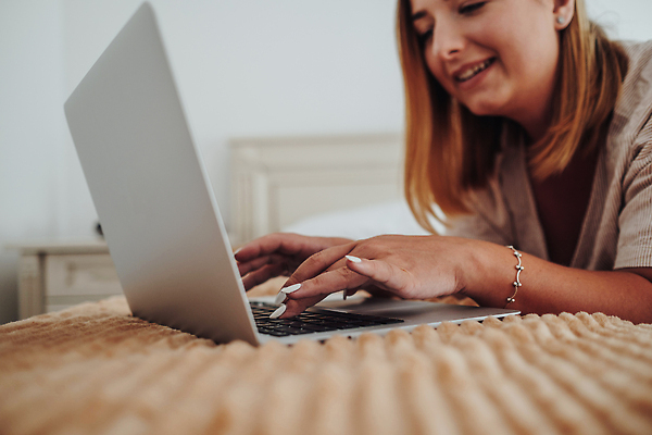 포토 JPG 해외이미지 백인 여자 행복 인터넷 호텔 아파트 한명 노트북 컴퓨터 금발 공책 방 흰색 침대 업무 종업원 와이파이 부름 멀리 온라인 동영상 프리랜서 해외202310 해외포토 서양인 직업 1 헤어스타일 감정 컬러 가구 모션 숙소 문구용품 주택 사람 전자제품 작업 무선인터넷 파일형식