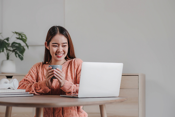 포토 JPG 해외이미지 백인 학생 라이프스타일 여자 교육 행복 음악 이어폰 인터넷 비즈니스 통신 휴식 주택 실내 한명 사람 앉기 성인 노트북 컴퓨터 소파 사무실 뷰티 헤드폰 공책 방 듣기 업무 작업 비즈니스우먼 사이버 무선전화기 책상 온라인 해외202310 해외포토 서양인 1 감정 음향기기 가구 컨셉 의자 모션 문화예술 문구용품 내부 건물 생활 전자제품 직장인 전화기 파일형식