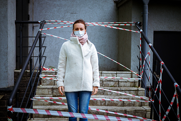 포토 JPG 해외이미지 백인 1 라이프스타일 유럽 리본 얼굴 여행 백그라운드 거리 프레임 건강 경고 가면 한명 사람 야외 여행객 고통 환자 금지 흰색 도시 바이러스 보호 질병 사인 보안 감염 전염병 해외202310 해외포토 서양인 감정 나라 컬러 컨셉 의학 안전 생활 신체부위 파일형식