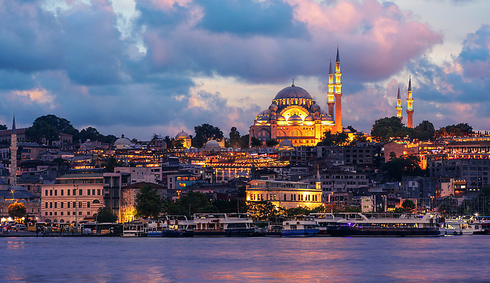 포토 JPG 해외이미지 유럽 종교 문화 여행 건축양식 하늘 이스탄불 동양인 사람없음 건물 관광지 빛 도시풍경 탑 황혼 일몰 새벽 도시 역사 황금 야간 저녁 이슬람교 모스크 스카이라인 칠면조 빛망울 랜드마크 옛날 콘스탄티노플 튀르키예 해외202310 해외포토 자연요소 건축물 건축 나라 아시아 조류 인종 풍경 노을 파일형식