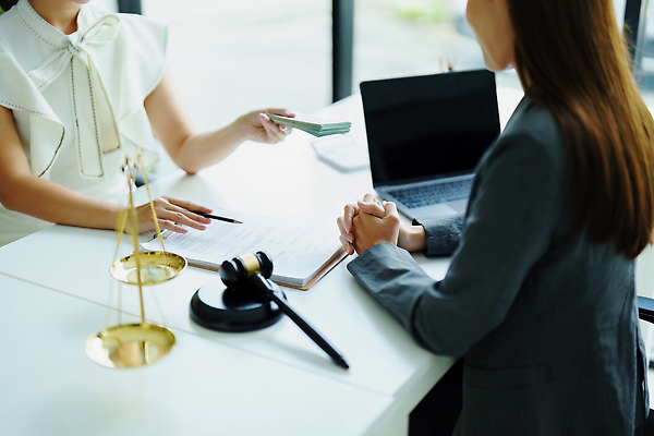 포토 JPG 해외이미지 여자 비즈니스 저울 앉기 상반신 성인 두명 노트북 사무실 법률가 책상 상담 문서 법 의사봉 변호사 성인여자만 해외202310 해외포토 직업 가구 모션 사람 전자제품 여자만 성인만 파일형식