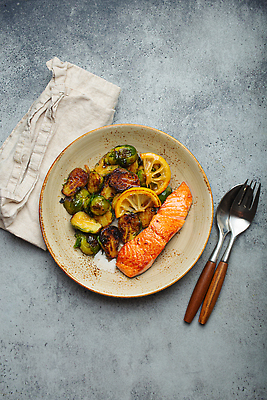 포토 JPG 해외이미지 접시 포크 채소 사람없음 하이앵글 숟가락 브뤼셀 연어요리 해외202310 해외포토 식기 음식 뷰포인트 수저 연어 파일형식