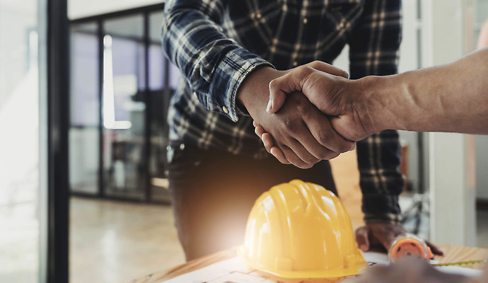 포토 JPG 해외이미지 손 남자 협력 악수 실내 협상 한명 상반신 성인 앞모습 신체부위 거래 비즈니스맨 안전모 건축가 고객 계약 건축업자 계약체결 성인남자한명만 해외202310 해외포토 직업 1 건축 뷰포인트 비즈니스 사람 손짓 내부 직장인 헬멧 안전장비 남자한명만 성인남자만 파일형식